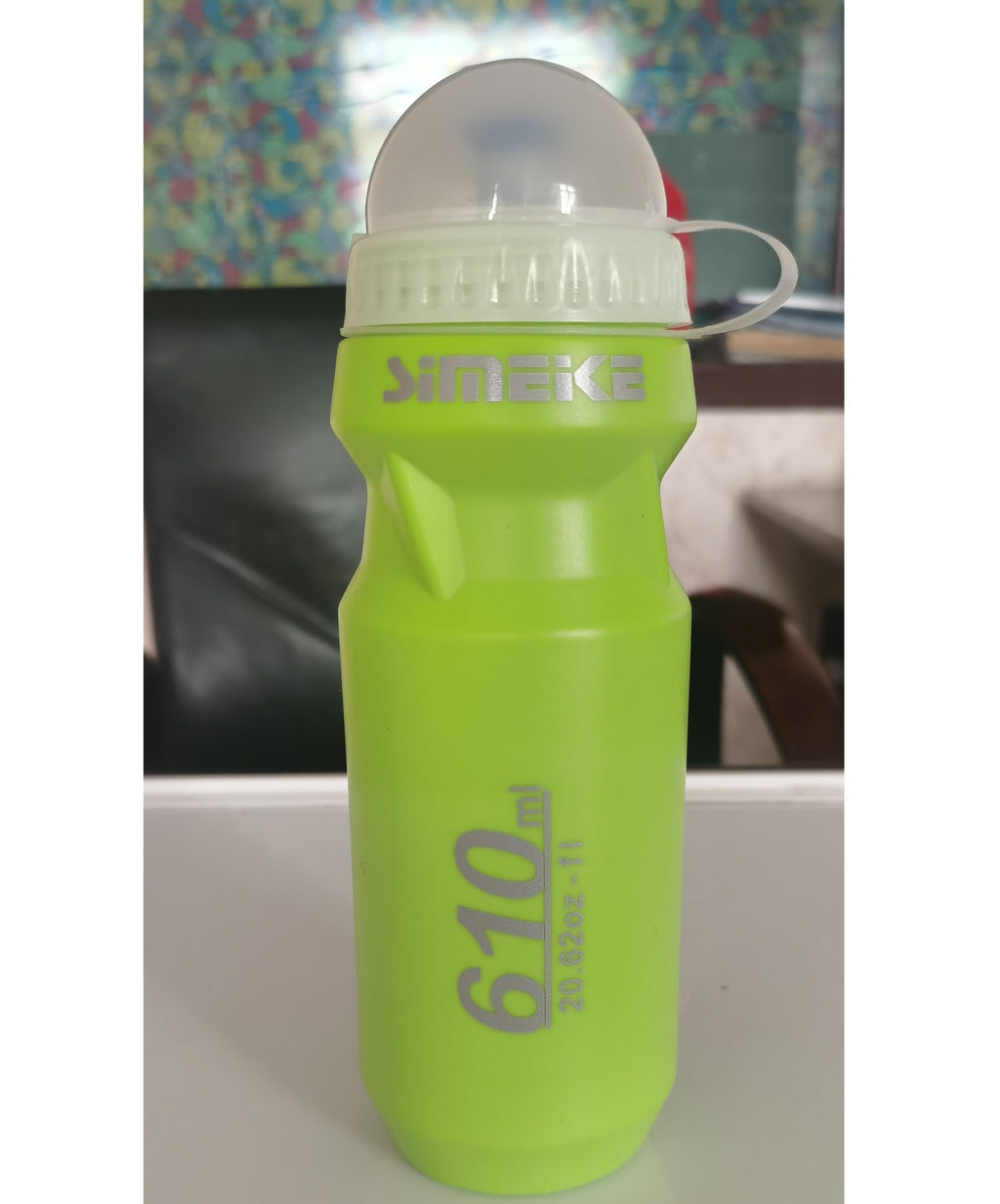 Green bicycle water bottle, 610 ml, with flip top and carrying loop.