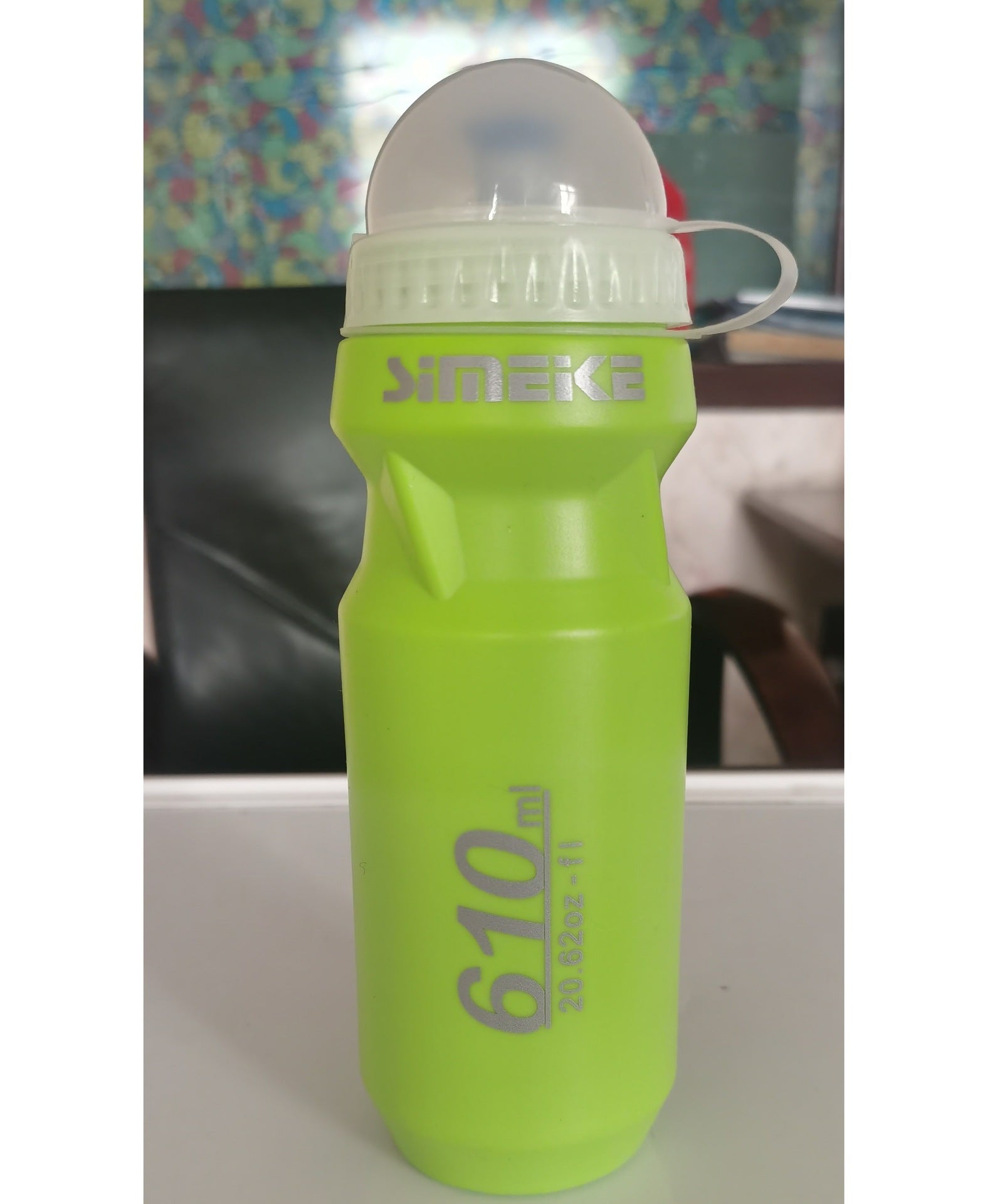 Green bicycle water bottle, 610 ml, with flip top and carrying loop.