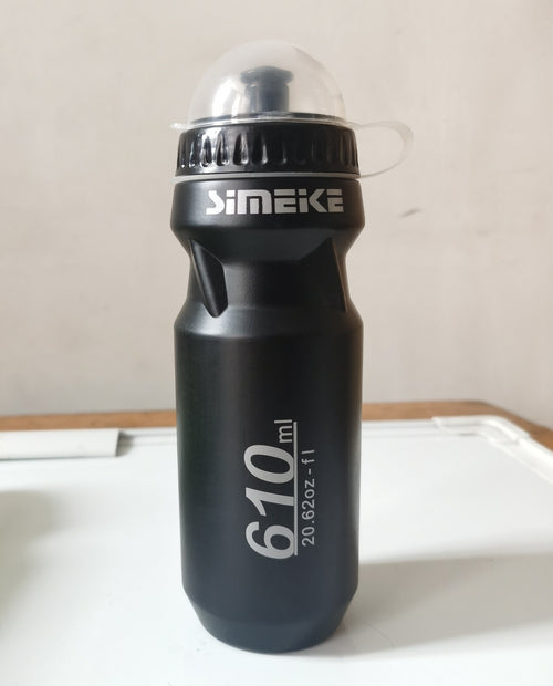 Black bicycle water bottle, 610 ml, with flip top and carrying loop.